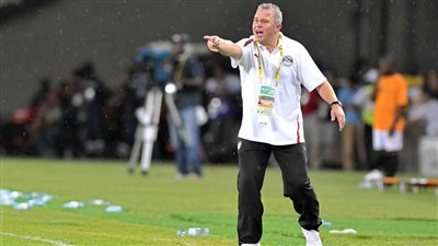 غدا.. شوقي غريب يسافر السعودية لأداء مناسك العمرة رفقة زوجته