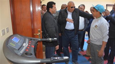 وزير الشباب والرياضة يدعم منتدى شباب الوادى الجديد بــ30 جهاز حاسب آلي