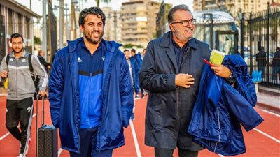 لاعبو بيراميدز يصلون إستاد الإسكندرية والحكام يعاينون أرض الملعب | صور
