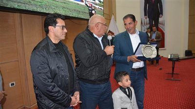 محافظ الوادي الجديد يكرم فريق مبادرة عنيك في عنينا بعد فحص٧٩٠ مواطنا 