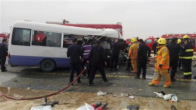 القنصلية المصرية بالكويت تتابع مصرع 5 مصريين في حادث تصادم (صور)