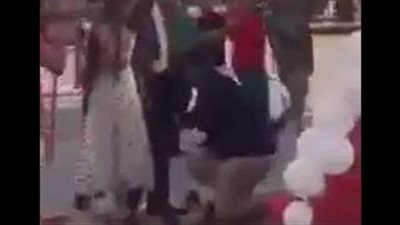 بالفيديو.. شاب عراقي يطلب الزواج من حبيبته بطريقة مذهلة