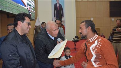 وزير الشباب والرياضة يكرم عددا من النماذج الشبابية فى الوادى الجديد