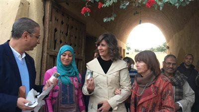 وزيرة الهجرة ومحافظ الفيوم يزوران قرية تونس ومدرسة صناعة الخزف والفخار