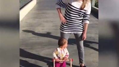 بالفيديو.. طفلة تشعل «فيس بوك» برد فعلها لحظة مشاهدتها شابا وسيما