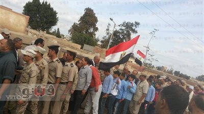 بالفيديو.. طلاب المدارس يشاركون في جنازة شهيد الدقهلية