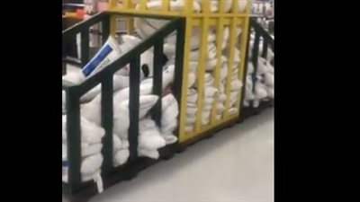 بالفيديو.. امرأة تتعرض لسقوط مروع داخل سوبر ماركت