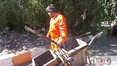 بالصور.. عمال النظافة بقنا يطالبون بـ«ورديات» ليلية بسبب الحر
