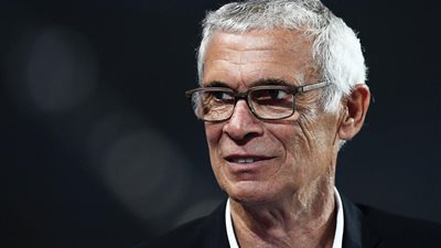 كوبر يجهز خطة الفراعنة لاصطياد الدب الروسي.. يطالب اللاعبين بطي صفحة الهزيمة من أوروجواي.. صلاح يعود لقيادة المنتخب أمام أصحاب الأرض.. تعديلات في التشكيلة الأساسية.. وانتقال اللاعبين إلى سان بطرسبرج