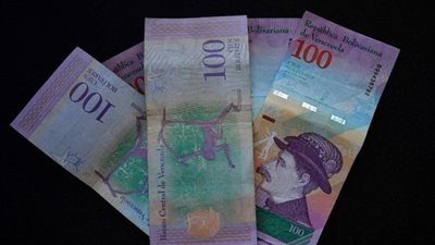 فنزويلا تخفض سعر عملتها بنسبة 35% وسط أزمتها السياسية