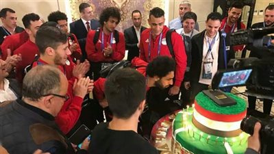 نشرة الأخبار: تحرير مطار الحديدة.. احتفال لاعبي المنتخب بعيد ميلاد محمد صلاح