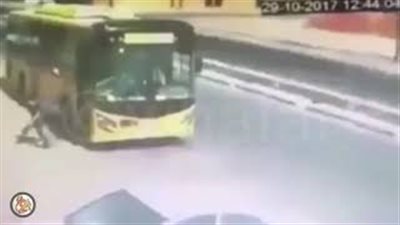 بالفيديو.. لحظة اعتداء مراهقين على سائق حافلة ورجمه بالحجارة