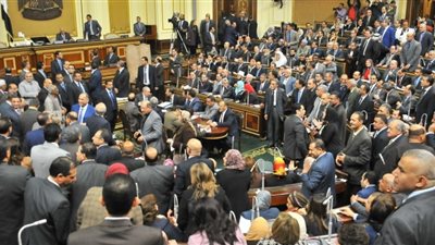 تزاحم النواب حول وزير المالية.. وعبد العال يطالبه بعدم الاستجابة لهم