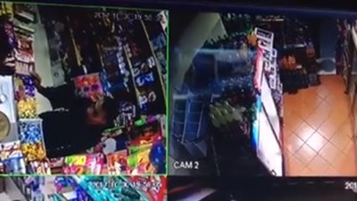 بالفيديو.. لحظة سرقة لص سوبر ماركت بعد مغافلة البائع