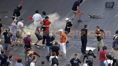 بالصور.. اشتباكات بين محتجين وقوات الشرطة اليونانية في أثينا