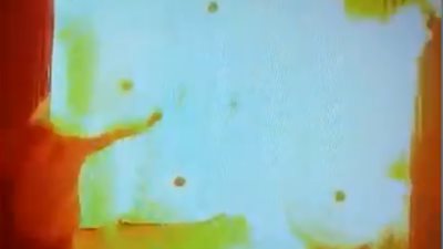 شاهد كيف تسبب حذاء عامل في إشعال النيران بشاحنة (فيديو)