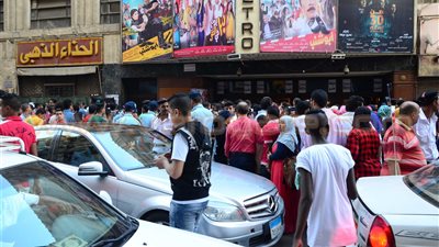 بالفيديو والصور.. شلل مروري أمام دور السينما بطلعت حرب بسبب الزحام