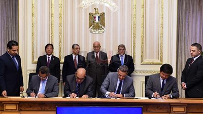 رئيس الوزراء يشهد توقيع عقود إنشاء محطة رياح خليج السويس