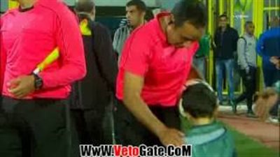 بالفيديو.. حكم مباراة الإنتاج الحربي وأسوان يداعب طفلا خلال المباراة