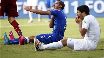 «فيفا» يبحث توقيع عقوبة على «سواريز» بسبب «عضة كيليني»