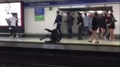 بالفيديو.. مشهد صادم لشاب يسقط على سكة قطار بمدريد