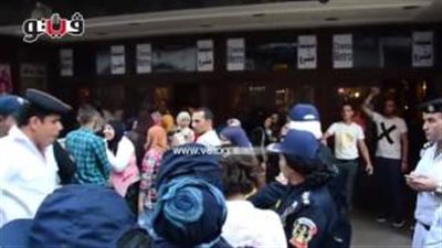 بالفيديو.. العقيدة «نشوى» تنظم دخول الجمهور سينما مترو