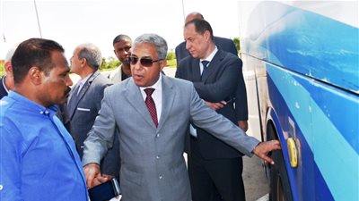 محافظ أسوان يتفقد موقف كركر الدولي (صور)