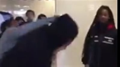 مشاجرة طاحنة بين فتاتين بمرحاض المدرسة (فيديو)