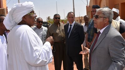 محافظ أسوان يتفقد القرية النوبية ويحيل مسئولين للتحقيق (صور)