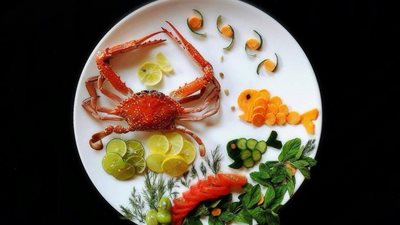 بالصور.. فتاة تحول أطباق الطعام إلى لوحات فنية رائعة