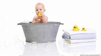 هل يستخدم طفلك ألعابا بلاستيكية أثناء الاستحمام؟.. عليك الحذر!