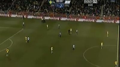 بالفيديو.. مشجع برشلونى يقتحم الملعب لتشجيع ميسى