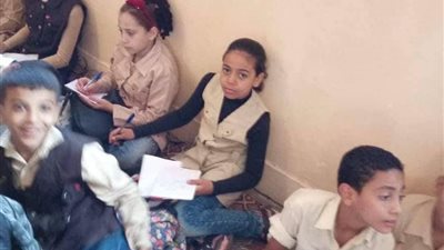 في منظومة التعليم الجديدة.. طلاب مدرسة يفترشون الأرض بطوخ (صور)