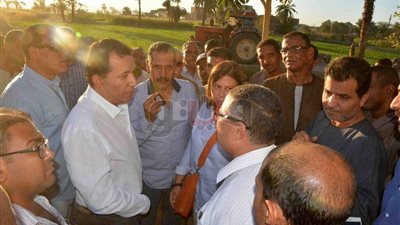 محافظ الأقصر يرافق وفد «هيرميس للتنمية» لتفقد قرية نجع الفوال