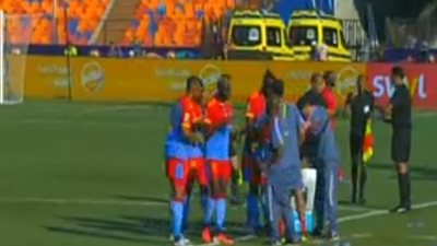 حماية للاعبين.. إيقاف مباراة الكونغو وأوغندا بأمم أفريقيا (فيديو)