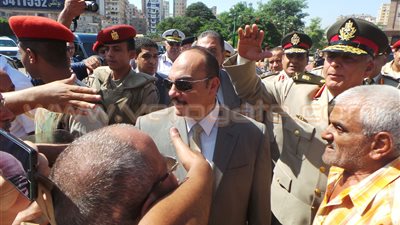 بالصور .. قيادات الإسكندرية يضعون أكاليل الزهور على النصب التذكاري