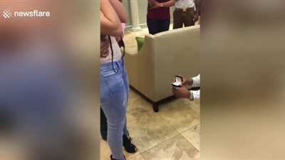 رد فعل فتاة تقدم حبيبها للزواج منها بمساعدة الشرطة (فيديو)