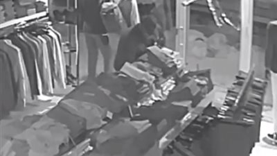 لحظة اقتحام لص لمحل ملابس وسرقته (فيديو)