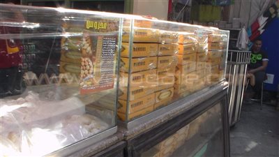 بالفيديو والصور.. «كعك العيد» عادة تتوارثها الأجيال.. تاريخه يرجع للفراعنة.. ارتفاع الأسعار بسبب غلاء المواد الخام.. الكيلو يبدأ من 44 جنيهًا والبسكويت بـ30 جنيهًا.. وننشر مقادير تحضيره في ا