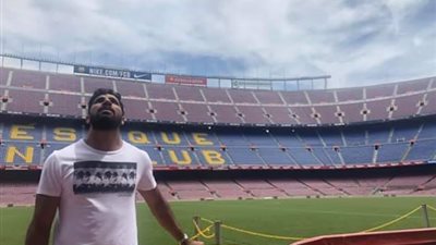 حارس مرمى بيراميدز ينشر صورة من ملعب الكامب نو ببرشلونة