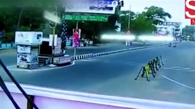 حادث تصادم مروع بين سيارة ودراجة نارية (فيديو)