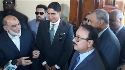 بالصور.. وزير الاتصالات يستمع لآراء أصحاب البيوت الجديدة بدندرة