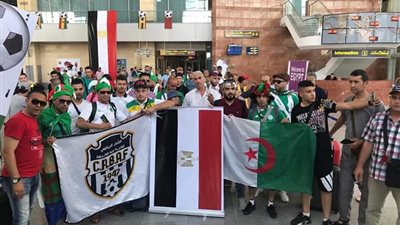 مشجعو الجزائر يرفعون العلم المصري لدى وصولهم مطار برج العرب (صور)