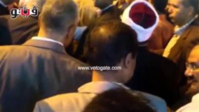 بالفيديو.. محافظ القاهرة ووزير الأوقاف يغادران مسجد السيدة زينب