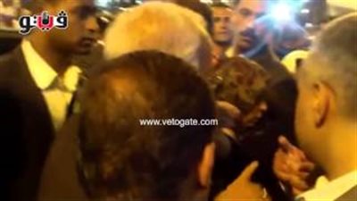 بالفيديو.. محافظ القاهرة يعنف حارسه الخاص بسبب منع سيدة من التحدث معه
