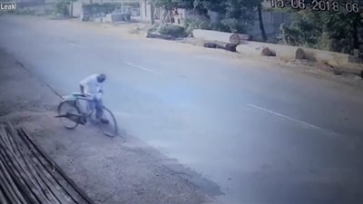 لحظة دهس شاحنة سائق دراجة هوائية (فيديو)