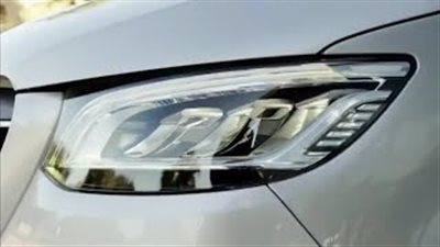 مرسيدس تستعرض مهارات شاحنتها الجديدة (فيديو)