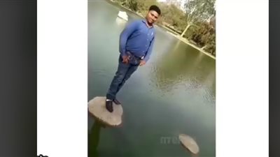 سقوط مروع لشاب حاول استعراض مهاراته في بحيرة (فيديو)