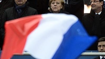 بالصور.. ميركل وهولاند يناقشان الميزانية الأوروبية أثناء مشاهدتهما مباراة فرنسا وألمانيا