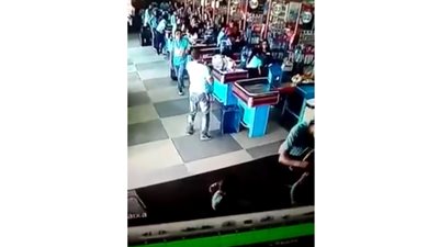 رد فعل شاب لحظة سقوط زجاجة من يده يشعل «فيس بوك» (فيديو)